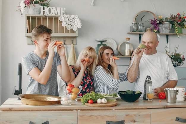 Uśmiechnięte osoby przy stole